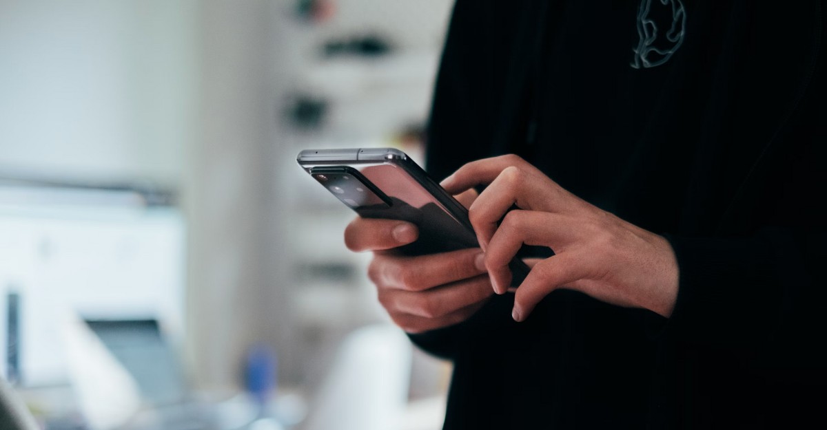 A photo of a person using a smartphone. (Photo: Jonas Leupe / Unsplash)