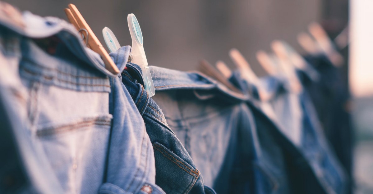 A photo of denim clothing on a clothes line. (Photo: Bruno Nascimento / Unsplash)