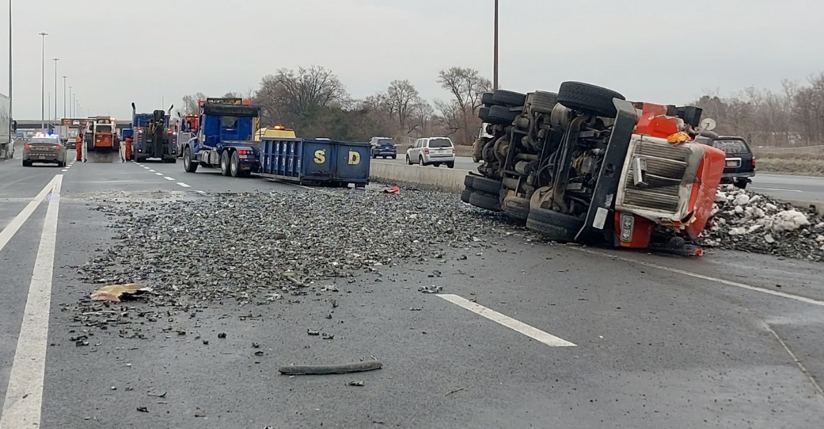 A photo of a truck transporting scrap metal on its side on Highway 401 in Scarborough. (Photo: OPP_HSD / X/Twitter)