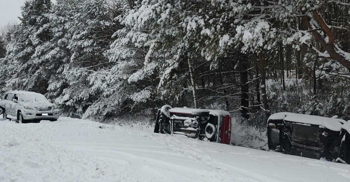 A photo of vehicles involved in a collision on Highway 416 near Spencerville, Ontario. (Photo: OPP_ER / X/Twitter)