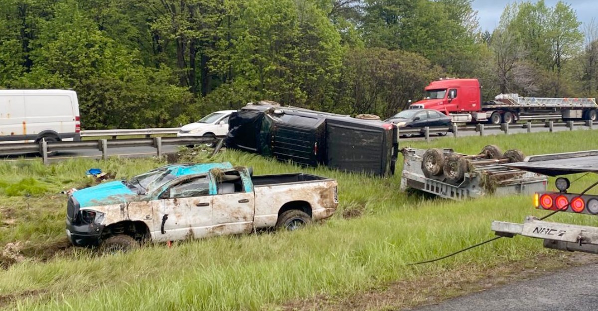 A photo of a collision involving two pickup trucks on Hwy. 403 near Hwy. 6 in Ancaster, Ontario. (Photo: OPP_HSD / X/Twitter)