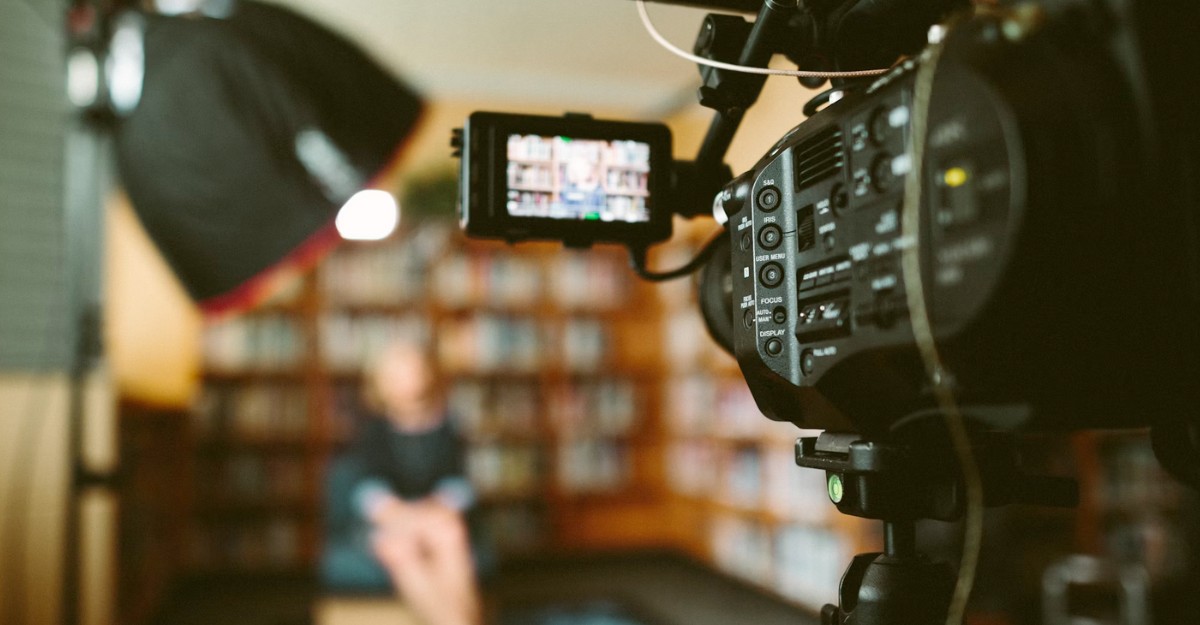 A photo of an actress sitting in front of a camera. (Photo: Sam McGhee / Unsplash)