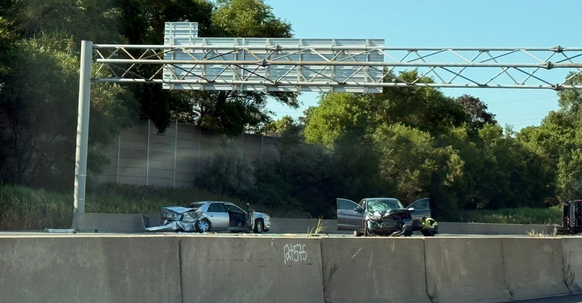 A photo of a fatal collision on Highway 401 near Dixon Road. (Photo: @kevinip_ca / X/Twitter)