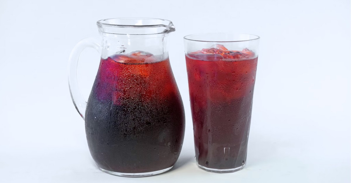 A photo of a glass of juice beside a pitcher of juice. (Photo: Fotografía de Alimentos / Unsplash)