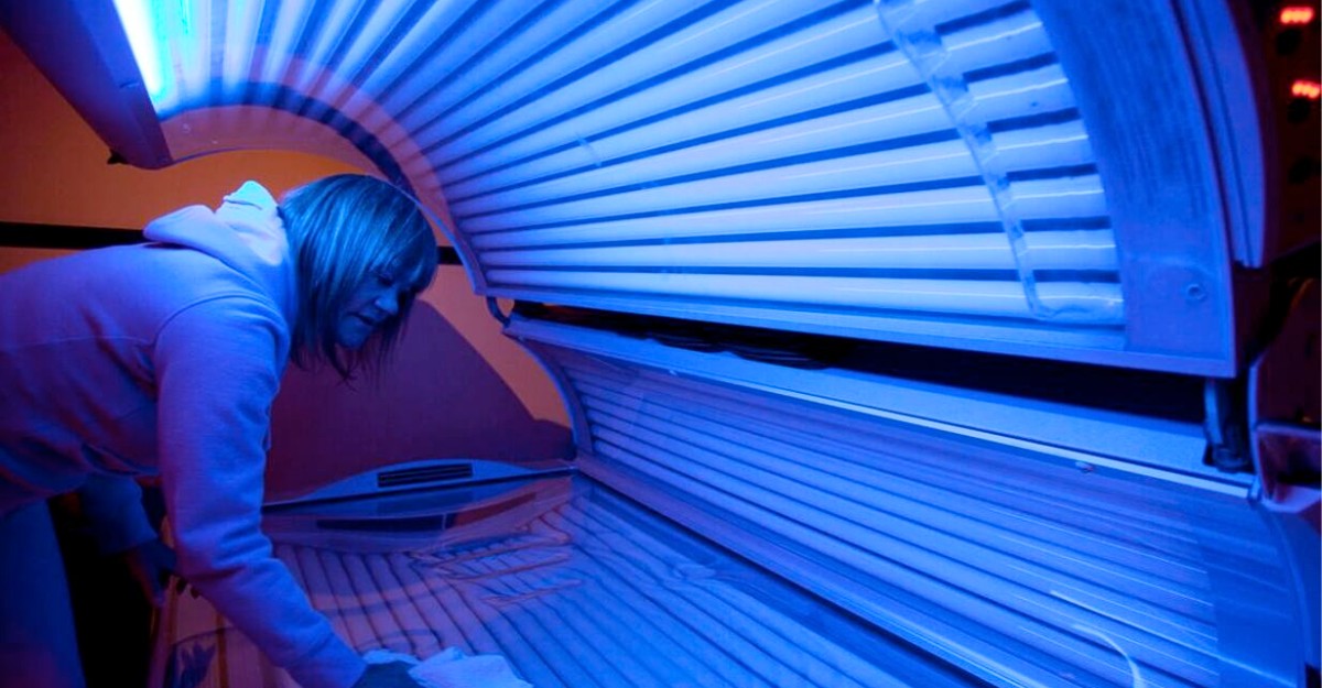 A worker cleans a tanning bed. (Photo: Jonathan Hayward / The Canadian Press)